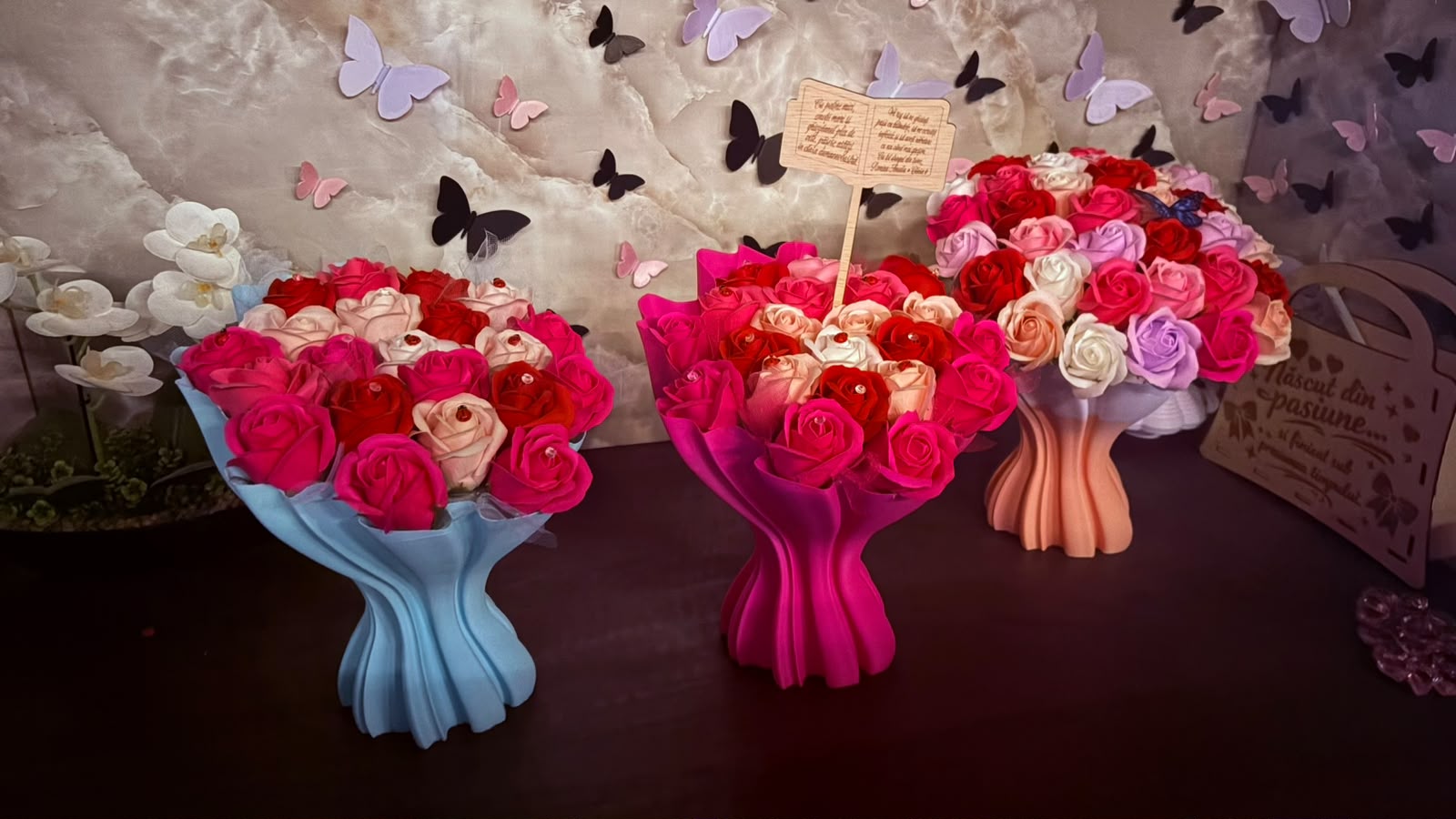 Aranjament floral în vază 3D – Trandafiri de săpun și mesaje personalizate