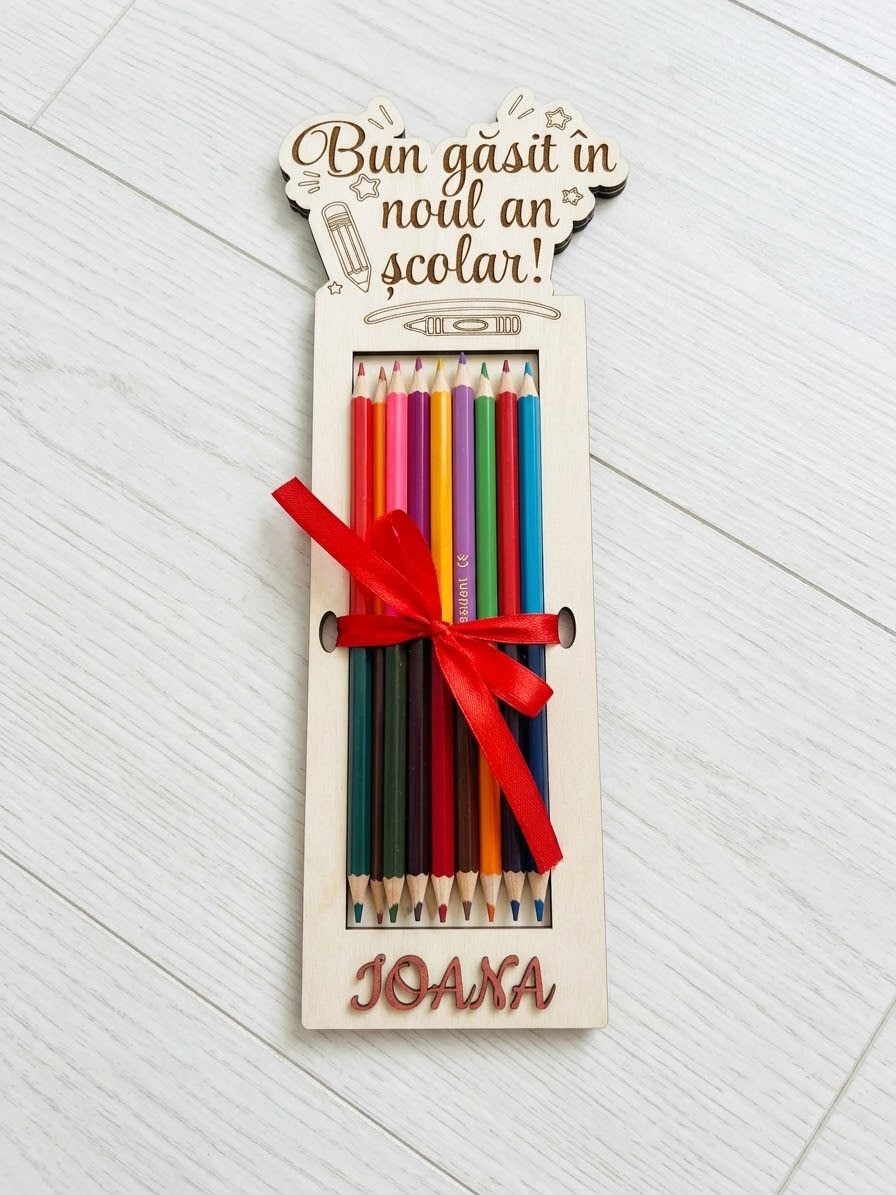 Suport din lemn personalizat pentru creioane colorate – Cadou creativ și unic