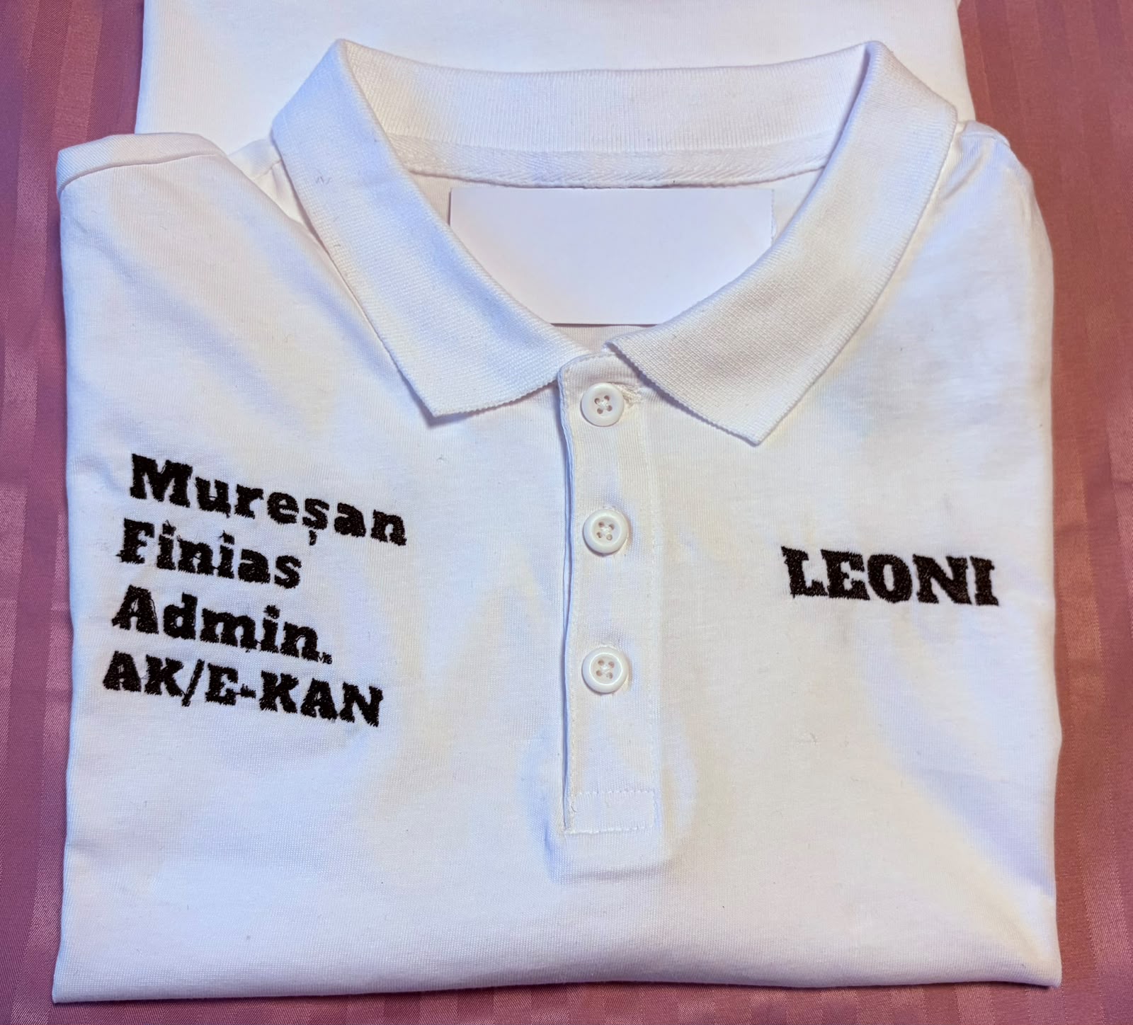 Tricou polo / Bluză personalizată prin broderie – Uniformă corporate sau cadou unic