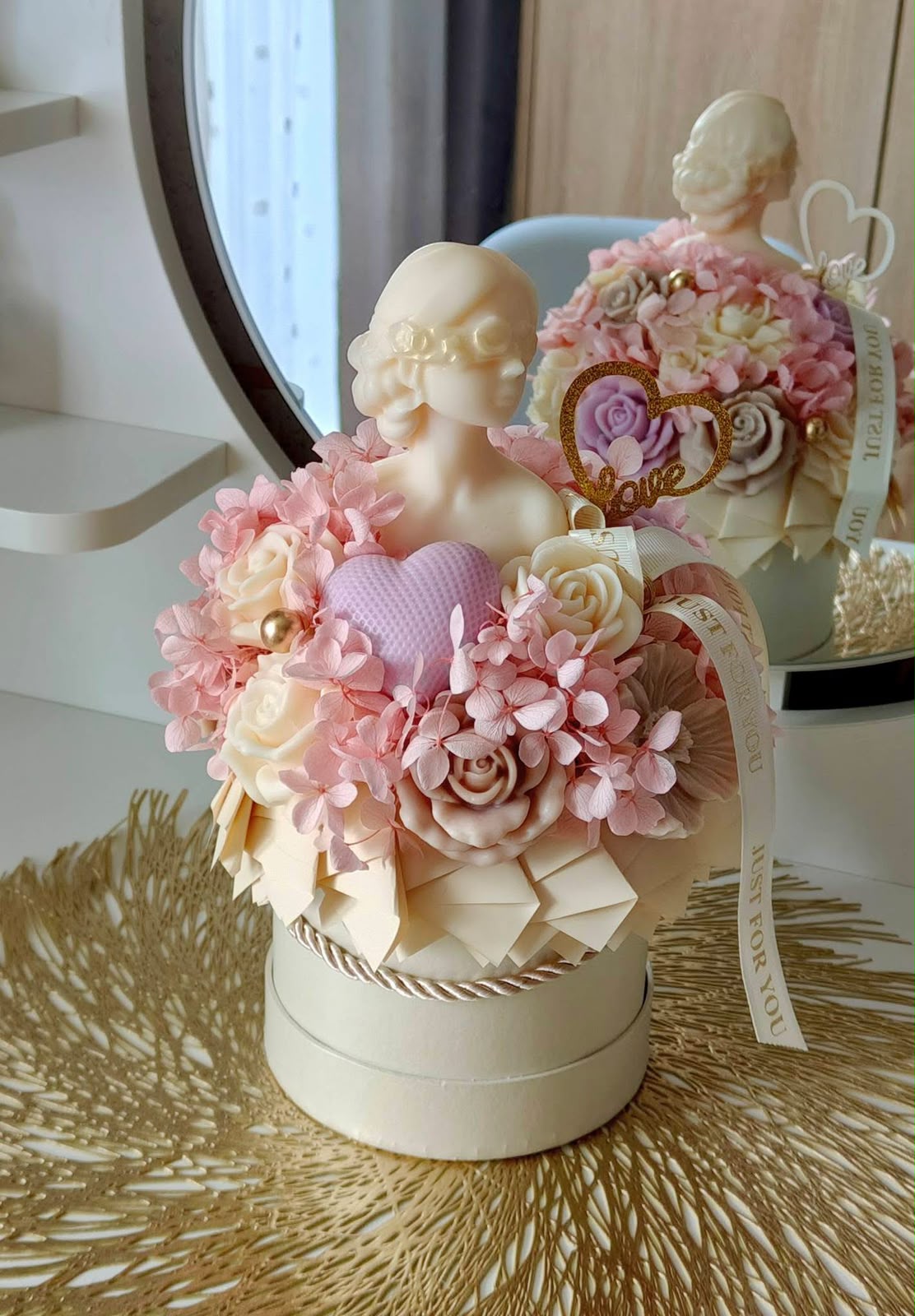 Aranjament cadou sofisticat în cutie rotundă – Bust feminin, trandafiri și elemente decorative