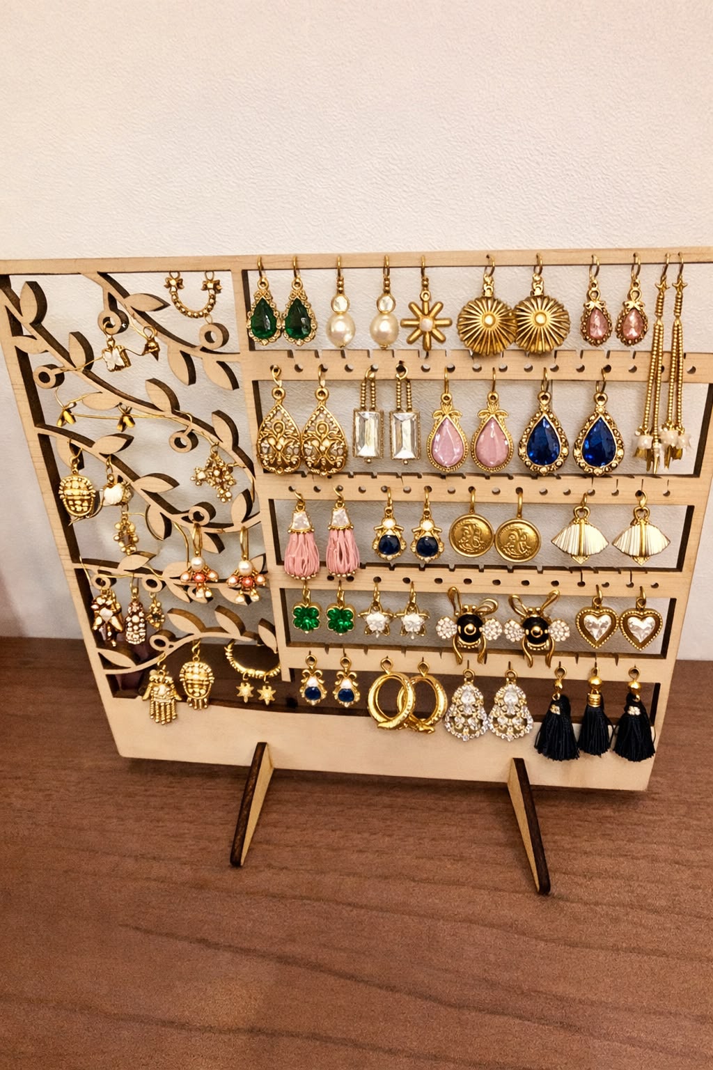 Suport / Organizator din lemn pentru cercei – Design elegant cu motive florale și gravură laser