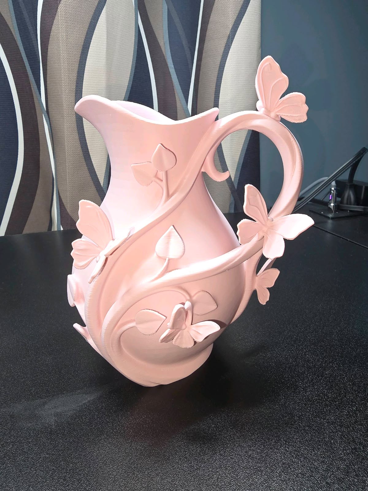 Vază / Ulcior decorativ 3D – Design elegant cu fluturi și motive vegetale