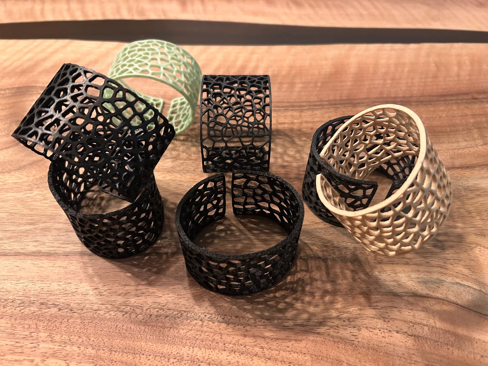 Brățări statement 3D – Design geometric modern, texturi perforate și eleganță unică