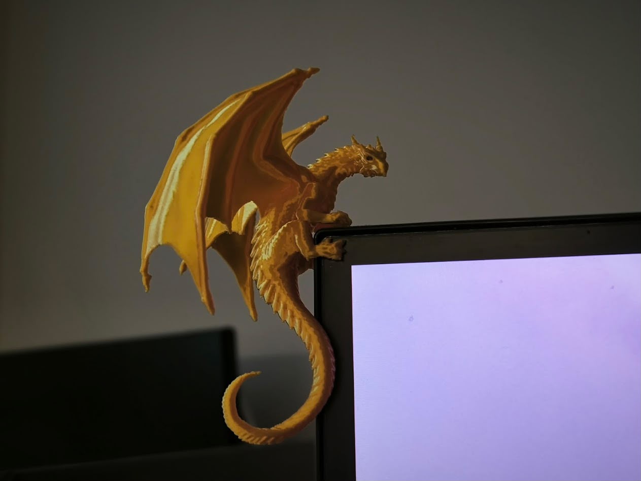 Dragon decorativ printat 3D pentru monitor – Ocrotitorul setup-ului tău