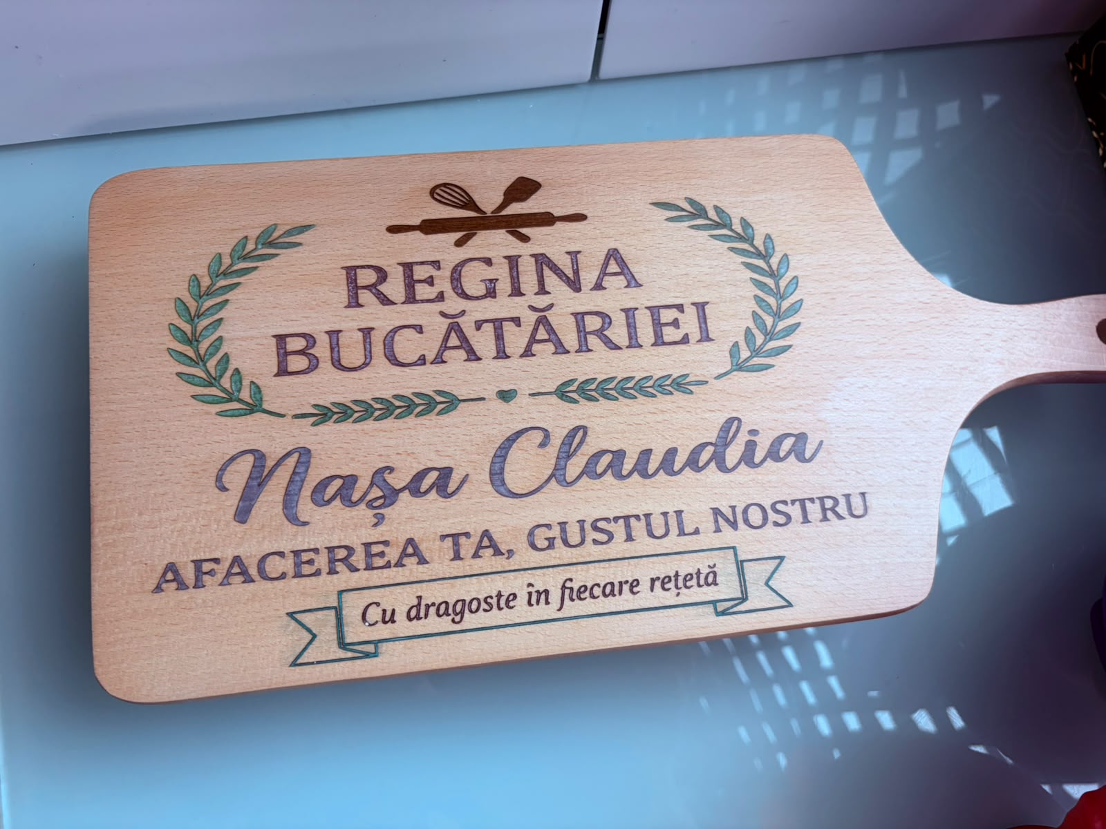 Tocător din lemn personalizat – Cadoul perfect pentru pasionații de gătit