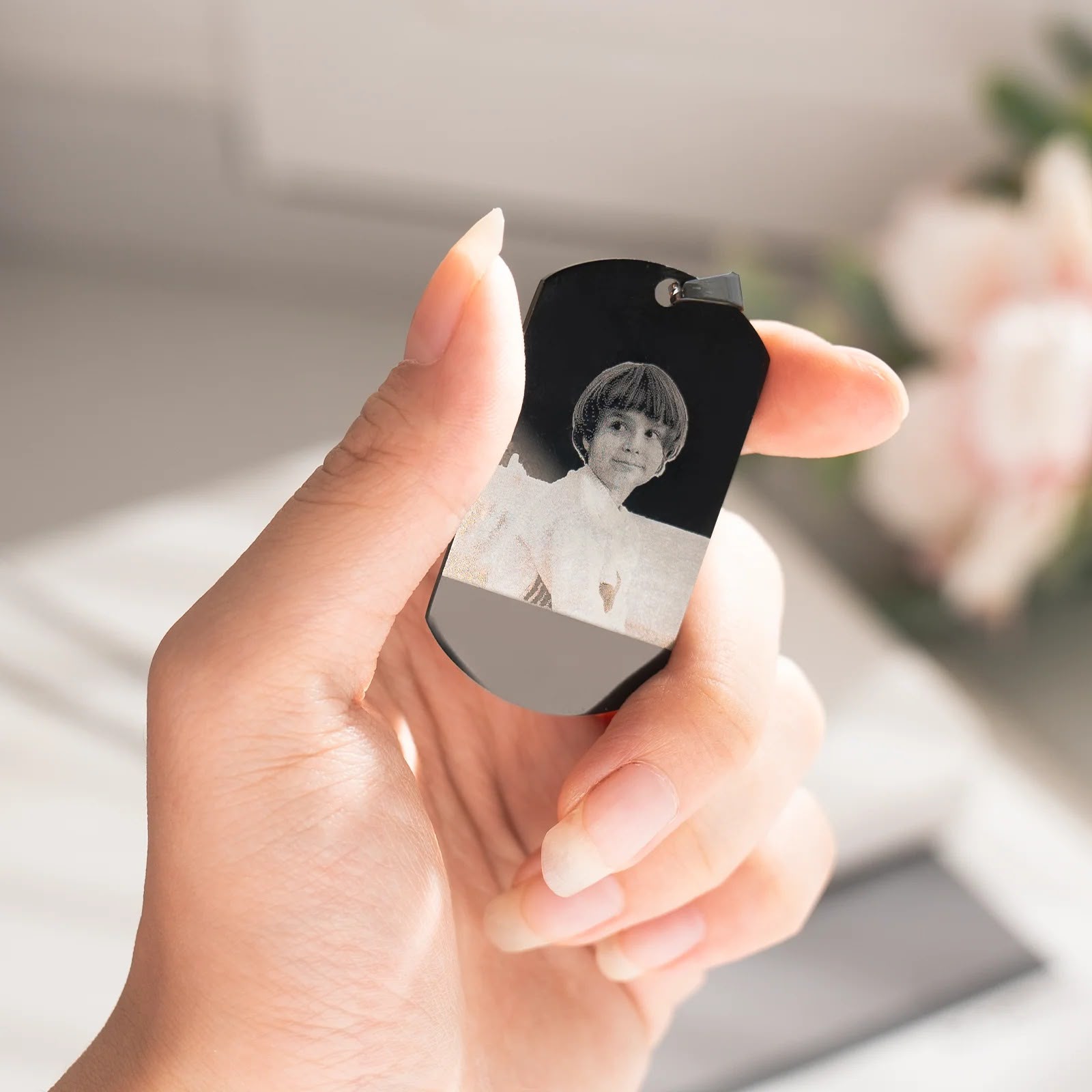 Pandantiv / Plăcuță Metalică Personalizată cu Fotografie prin Gravură Laser – Model Militar (Dog Tag)