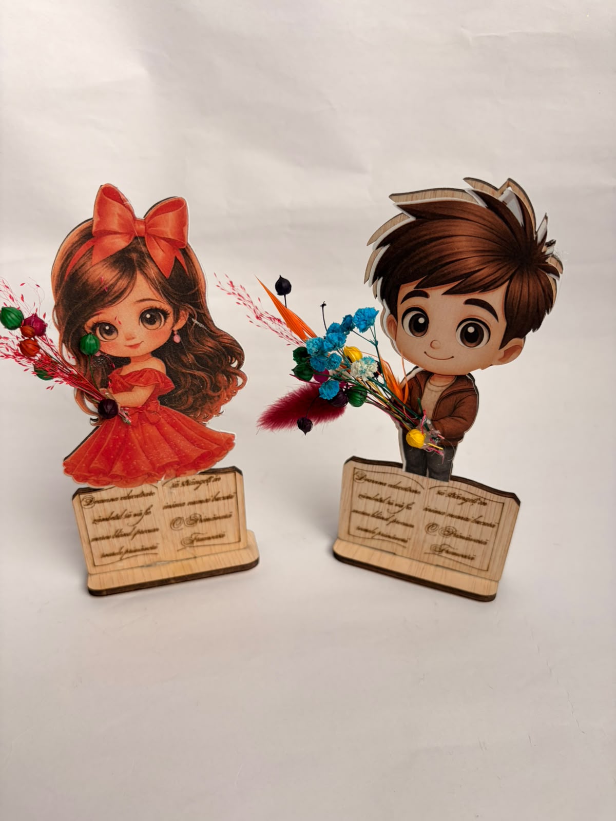 Figurină Personalizată pentru Educatoare – Trofeu cu Mesaj, Buchet Floral și Design Fetiță