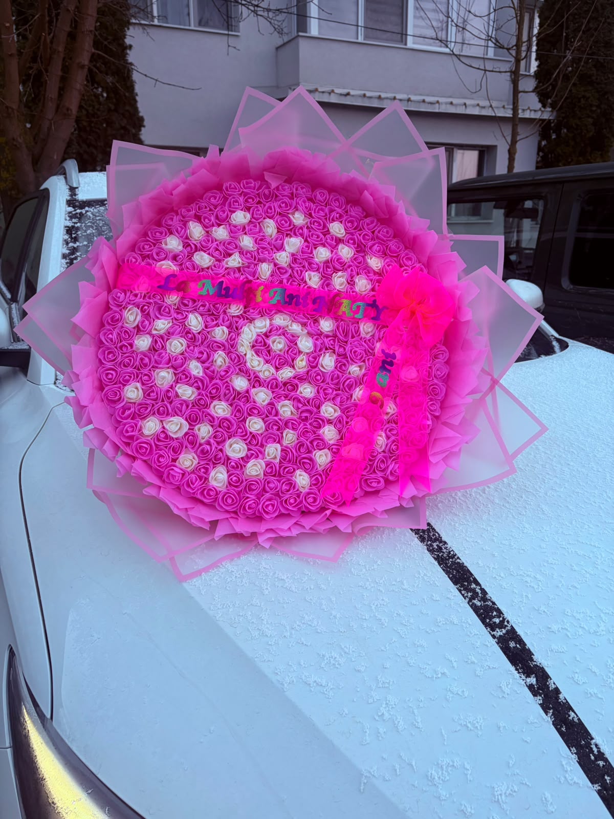 Buchet uriaș personalizat din trandafiri de săpun (Diametru 50 cm) – Cadoul spectaculos pentru ocazii speciale