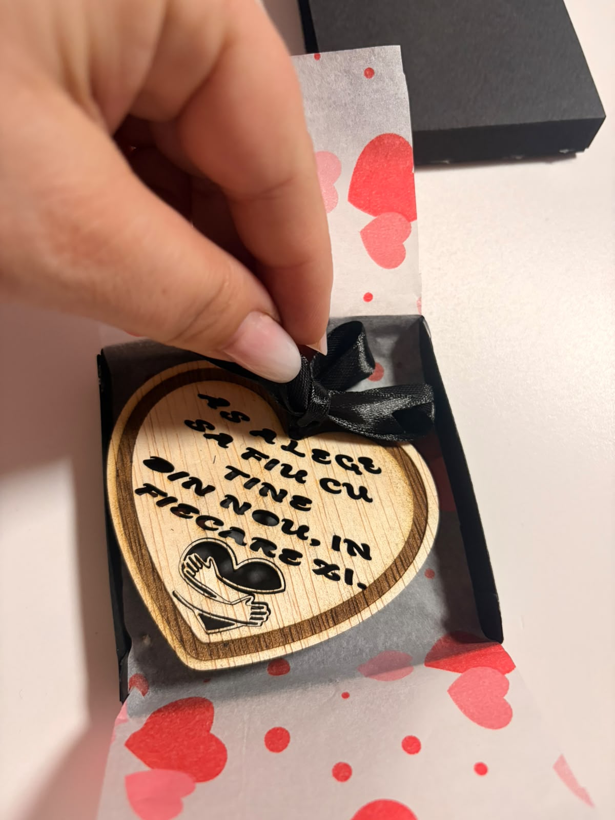 Inimă din Lemn Gravată cu Mesaj Romantico-Emoționant în Cutie de Cadou – Kasem Studio