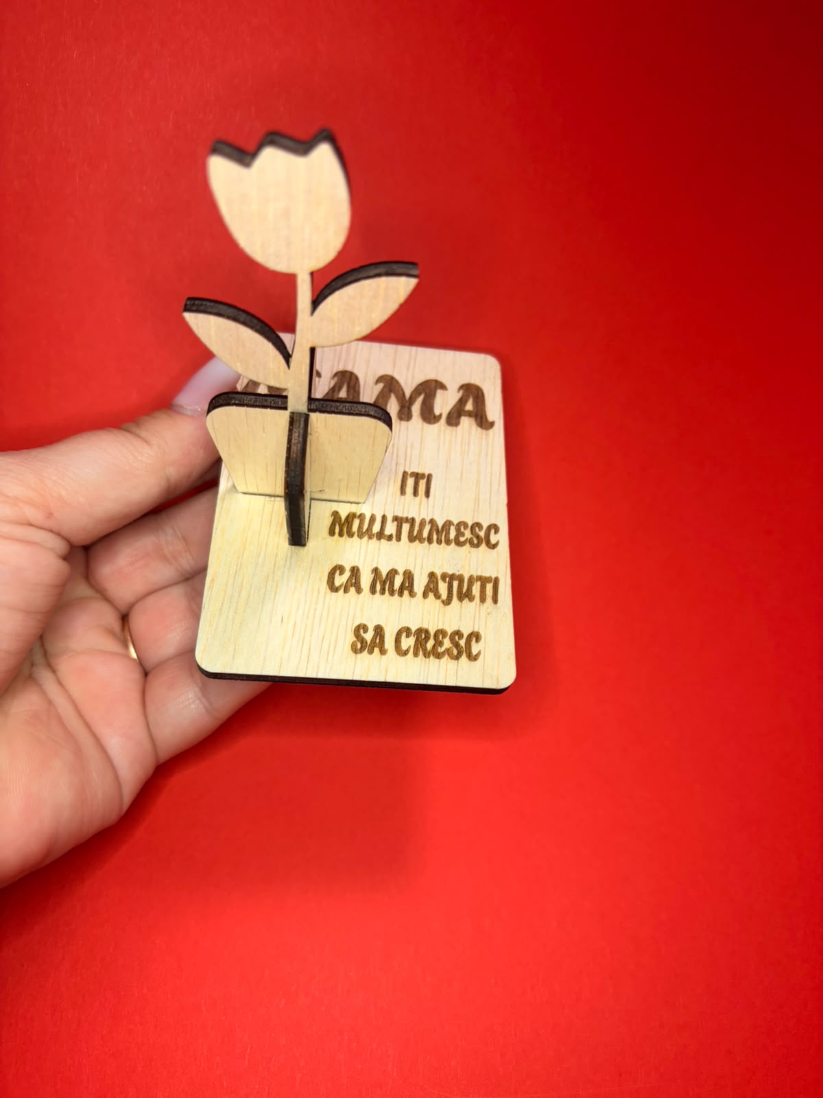 Mărțișor sau Mărturie Handmade din Lemn Gravat – Model Lalea 3D și Mesaje Emoționante – Kasem Studio