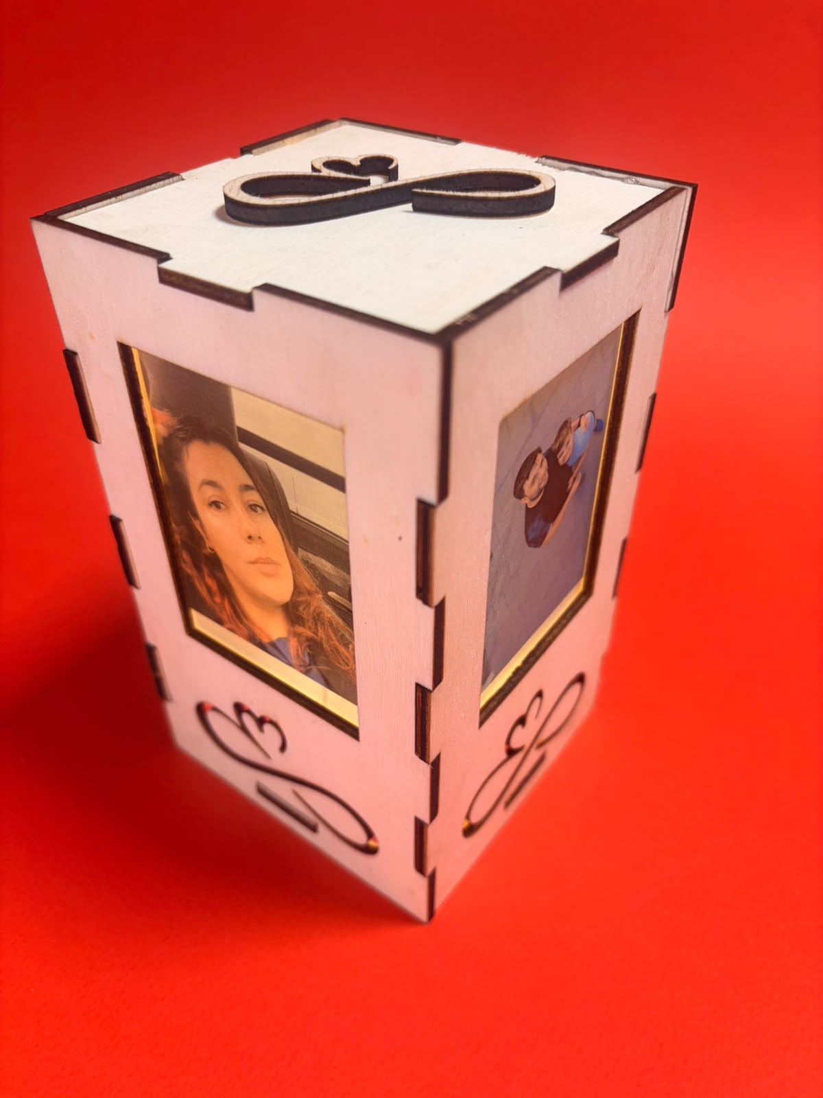 Lampă Rotundă / Turn Personalizată din Lemn cu Fotografii Multiple și Iluminare LED – Kasem Studio