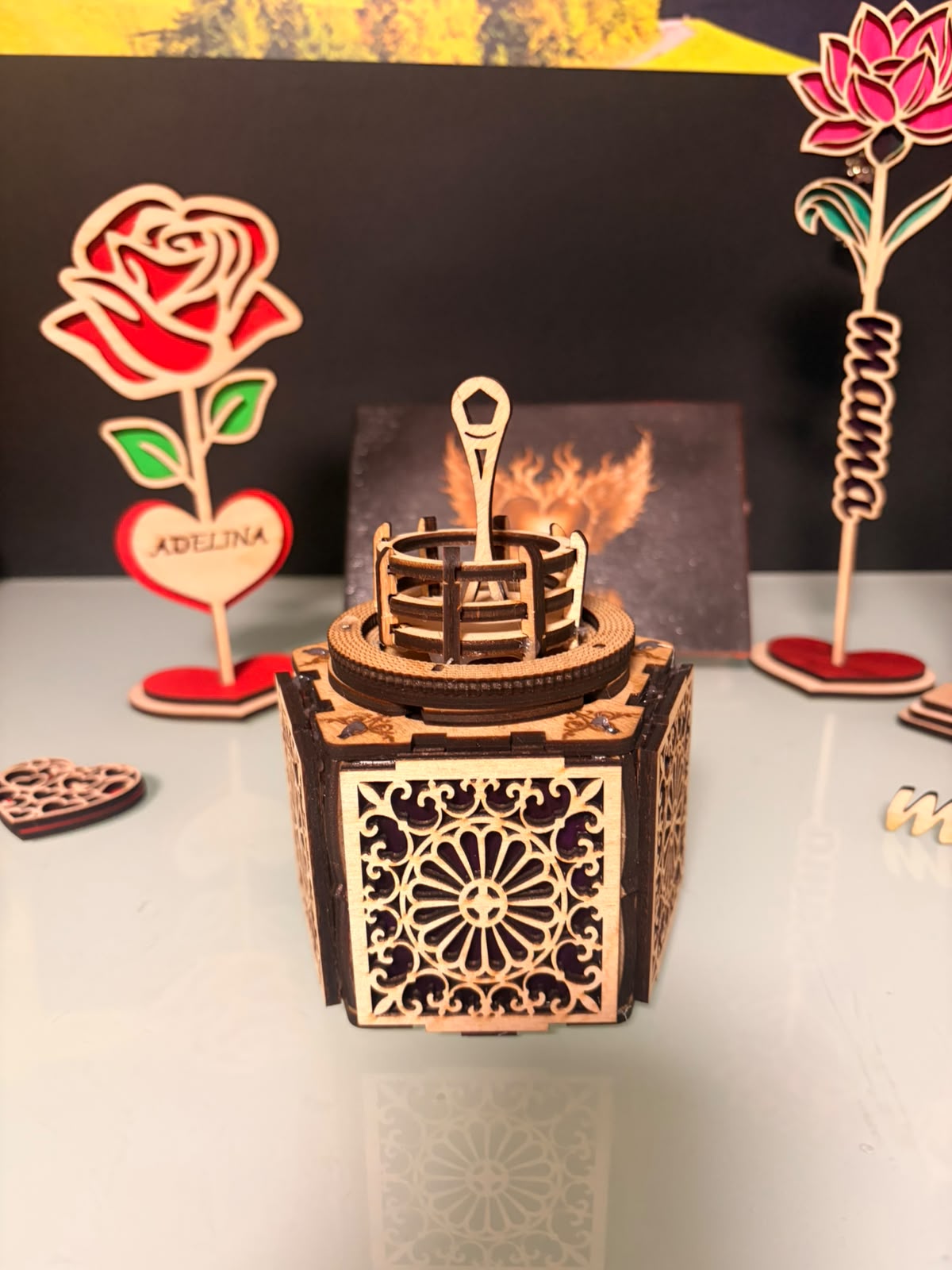 Decorațiune Din Lemn în formă de Mini-Fântână / Suport cu Design Ornamental – Kasem Studio