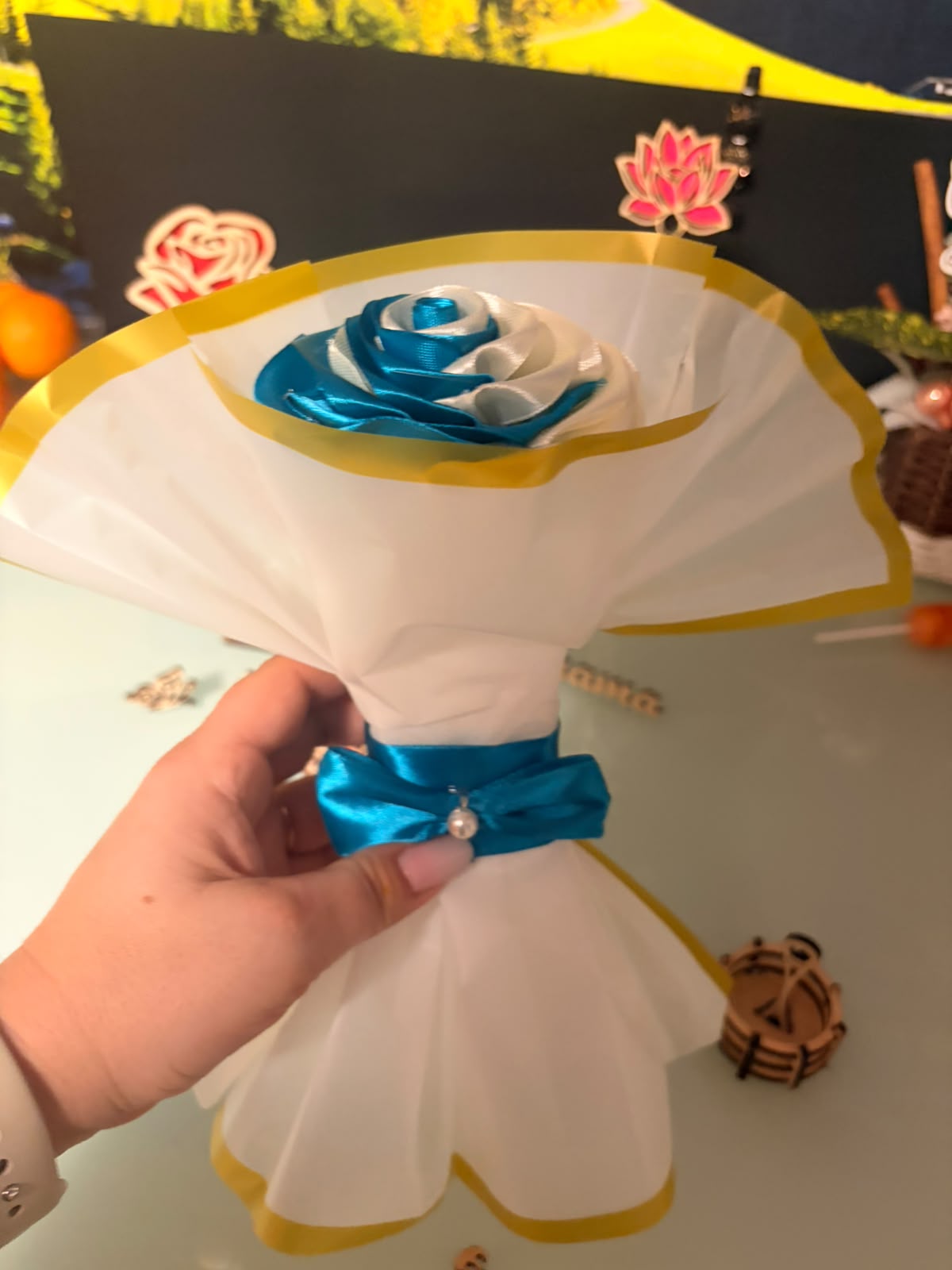 Mini-Buchet Elegant cu Trandafir din Satin (Alb și Albastru) în Ambalaj Premium – Kasem Studio
