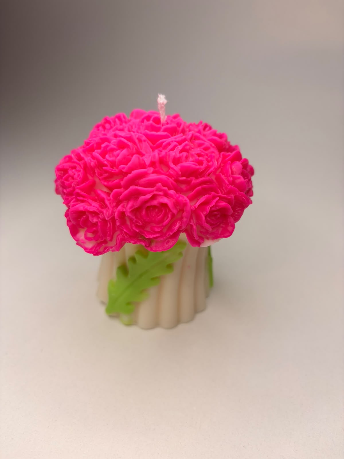 Lumânare Decorativă Turnată Manual cu Buchet de Trandafiri Roz și Frunză Verde – Kasem Studio