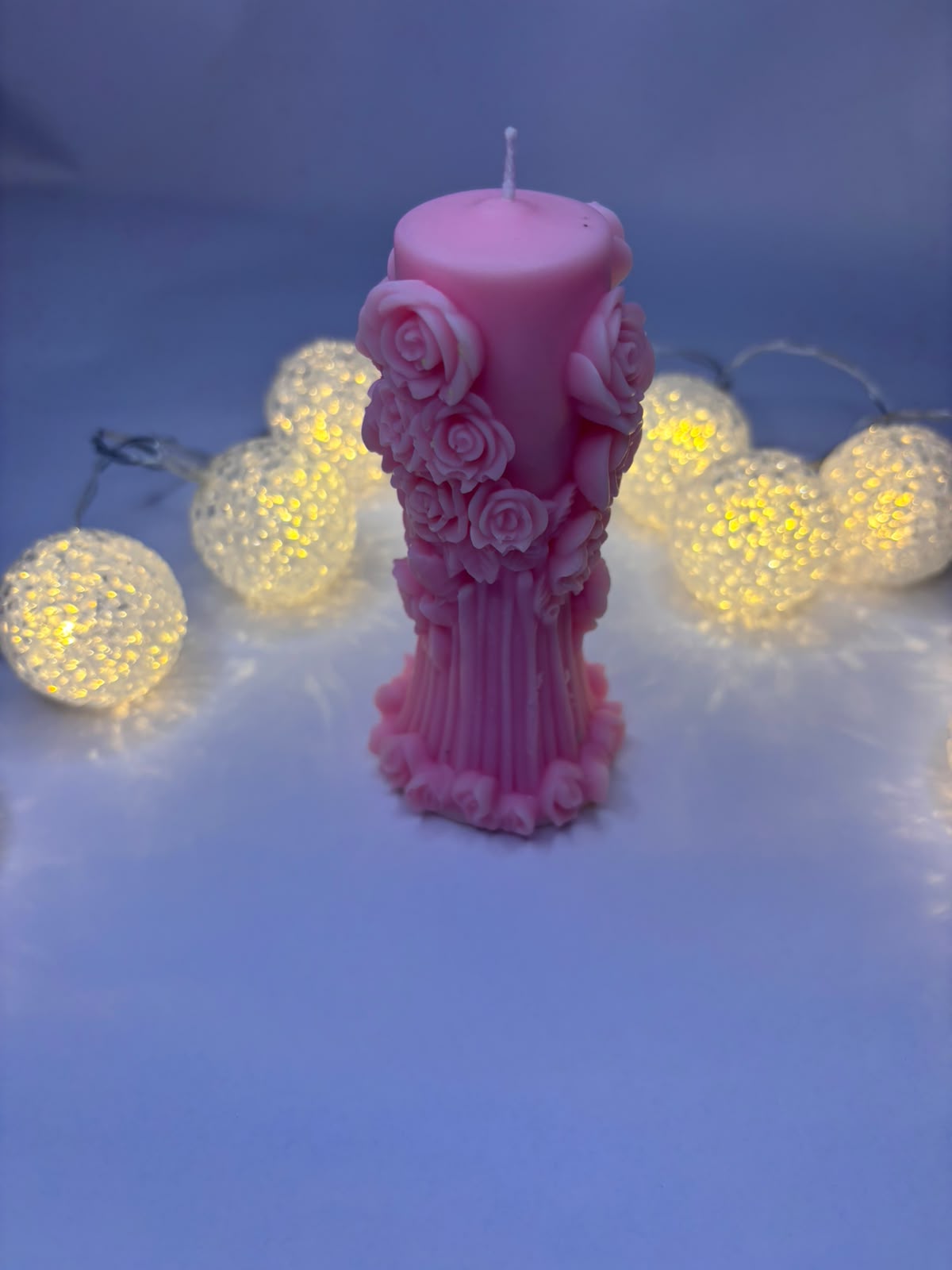 Lumânare Parfumată Handmade Model "Coloană cu Trandafiri și Relief Floral" – Kasem Studio