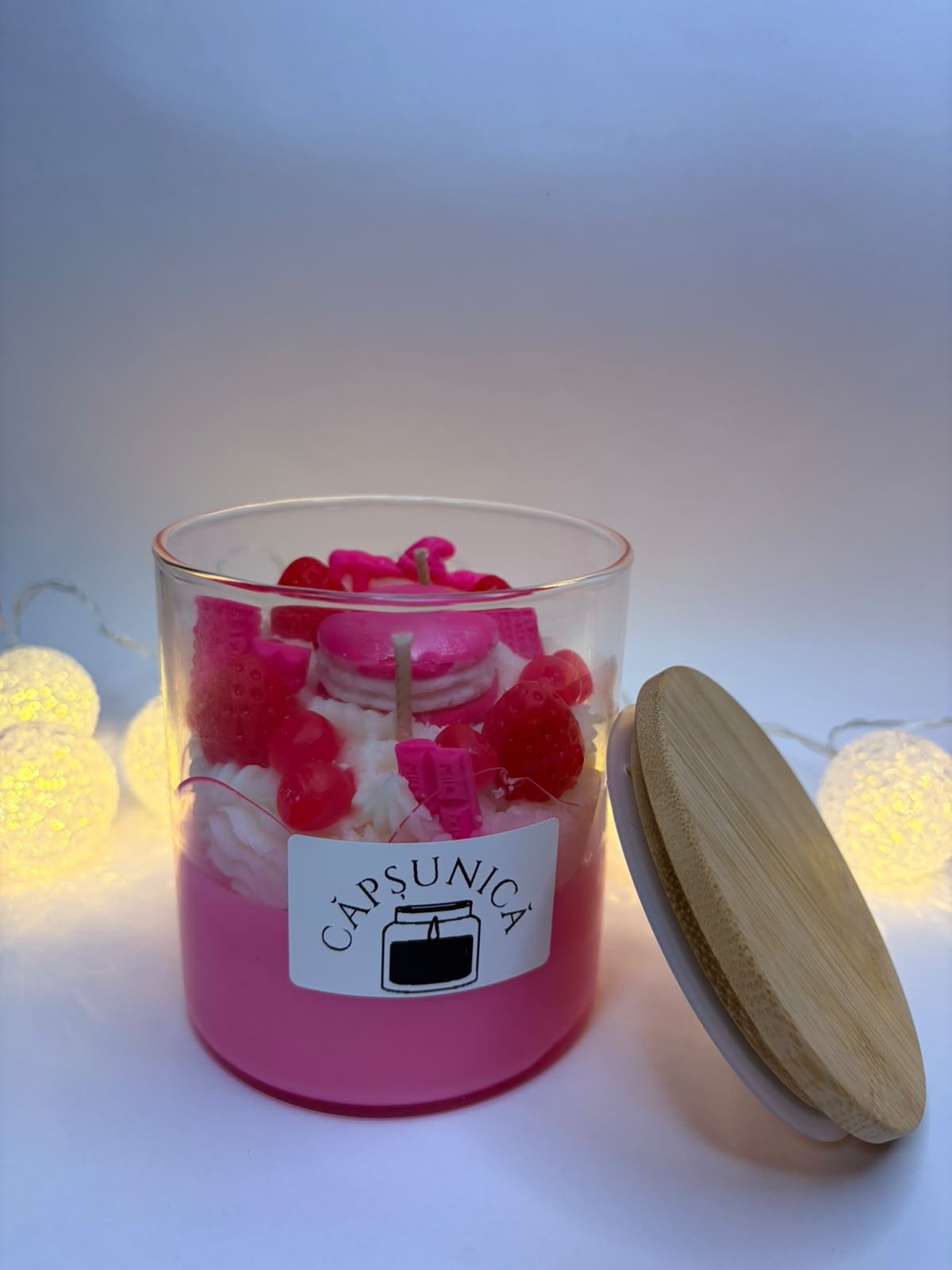 Lumânare Parfumată Handmade în Recipient de Sticlă „Căpșunică”