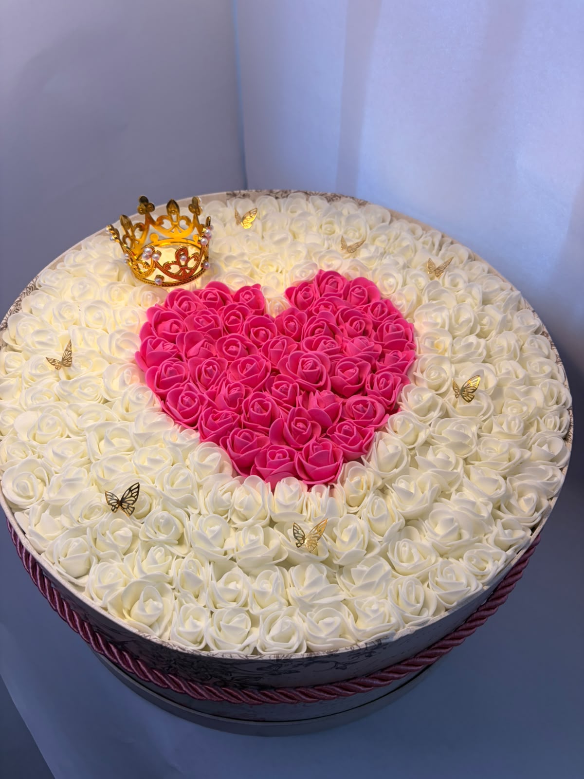Cutie Rotundă cu Trandafiri Albi și Inimă Roz, Accesorizată cu Coroană