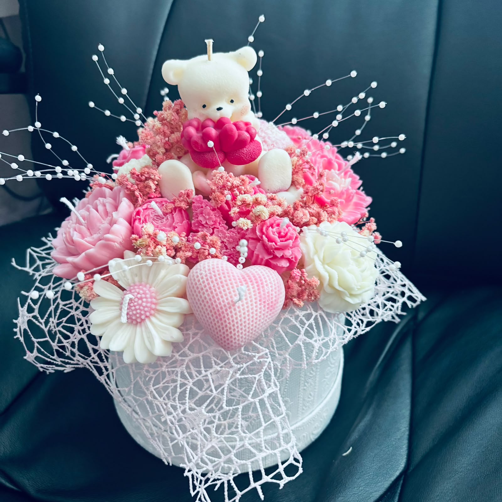 Aranjament floral cu lumânări parfumate și ursuleț – Cadoul perfect pentru momente speciale