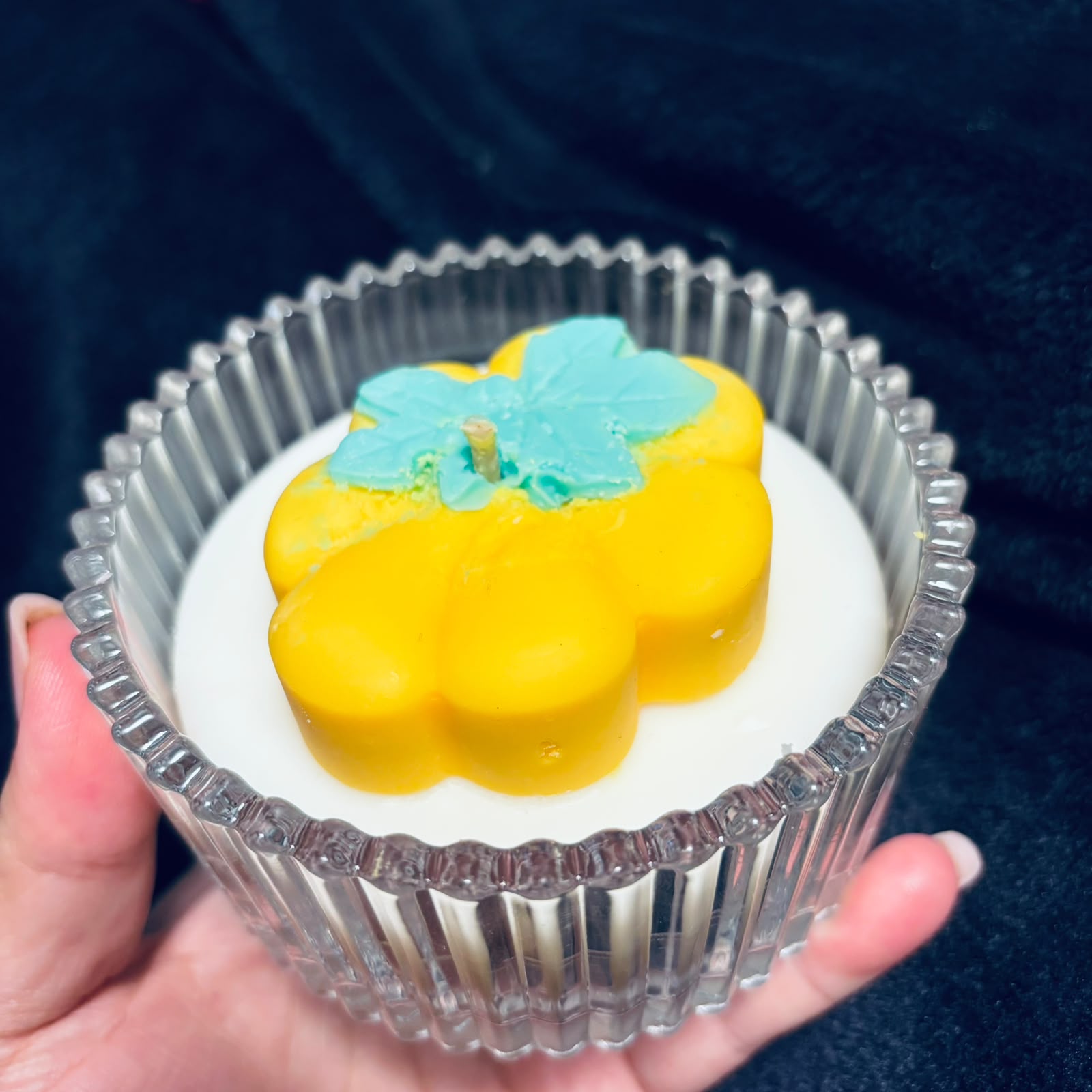 Lumânare Decorativă Handmade în Recipient Striat din Sticlă cu Topping Dovleac – Kasem Studio