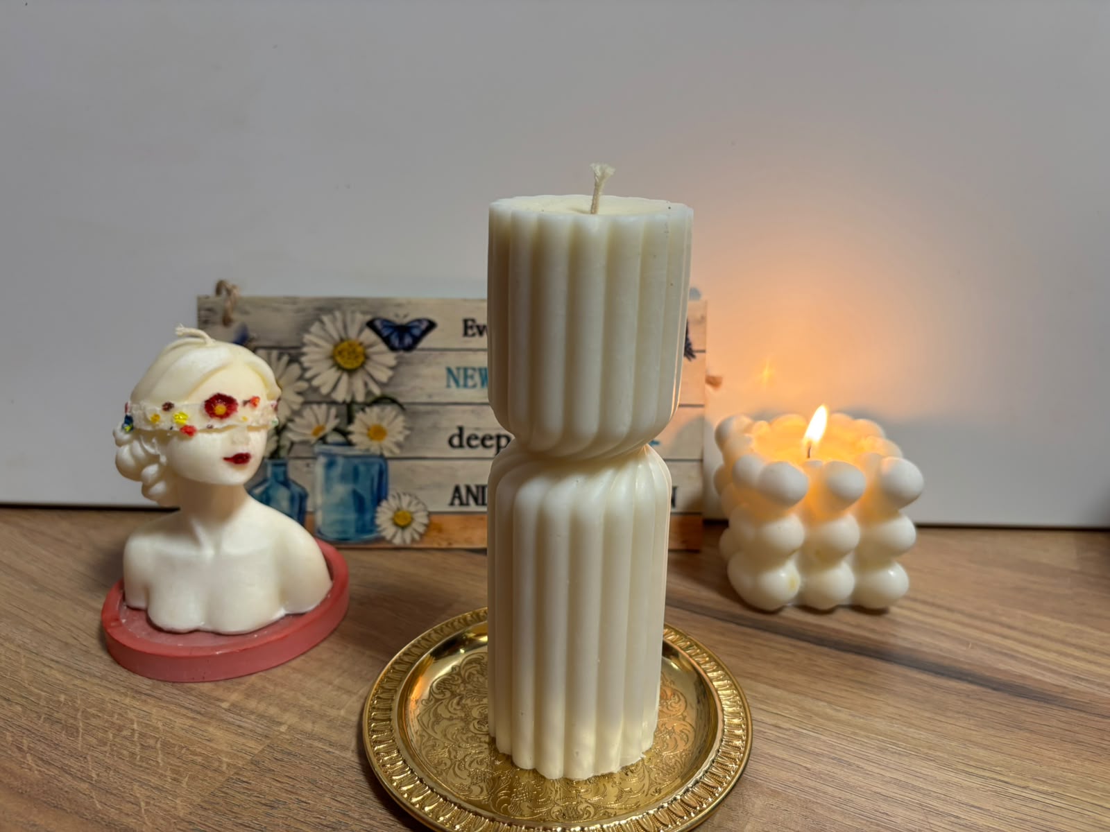 Lumânare Handmade Model Coloană Canelată cu Design Geometrizat – Kasem Studio