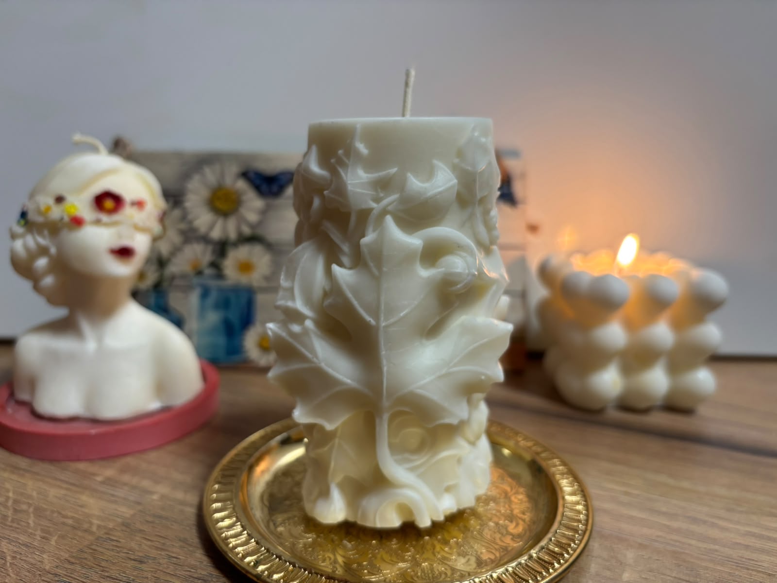 Lumânare Handmade Model Coloană cu Relief de Frunze – Kasem Studio