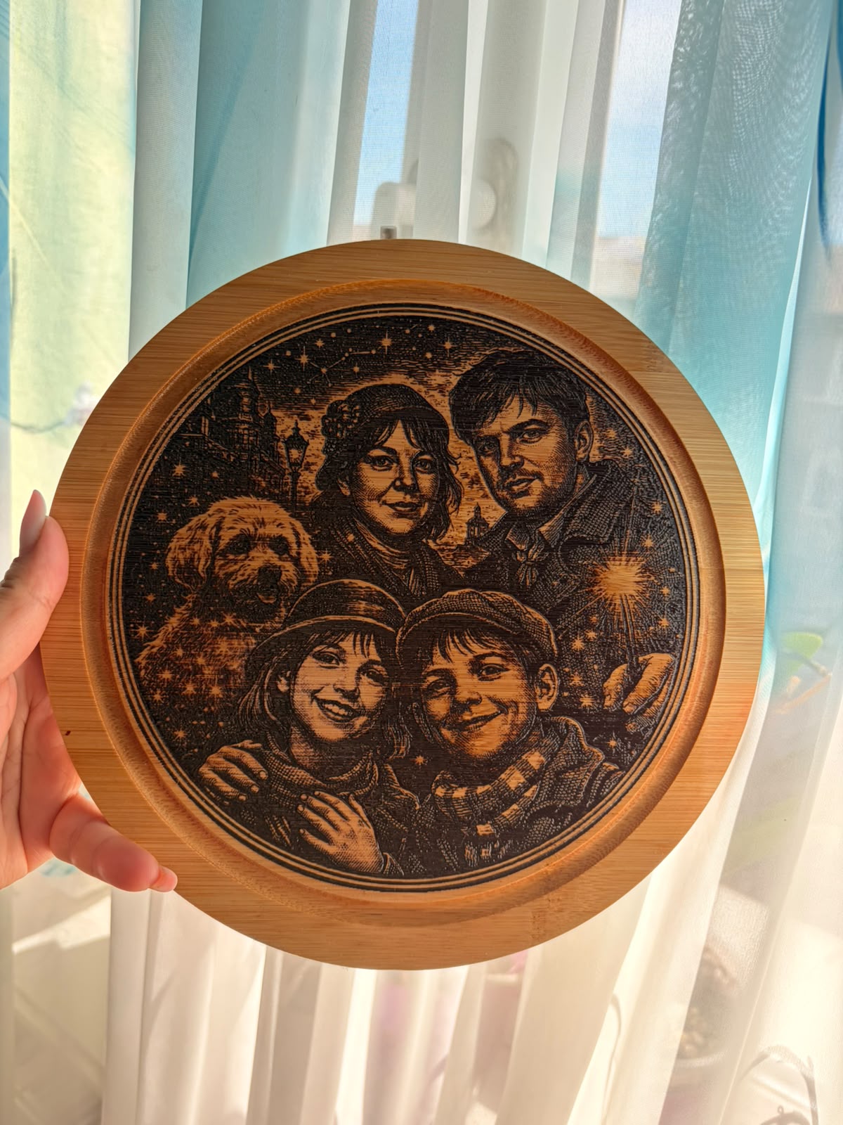 Tăvi decorative rotunde din lemn – Gravură laser personalizată cu portrete și tematici unice