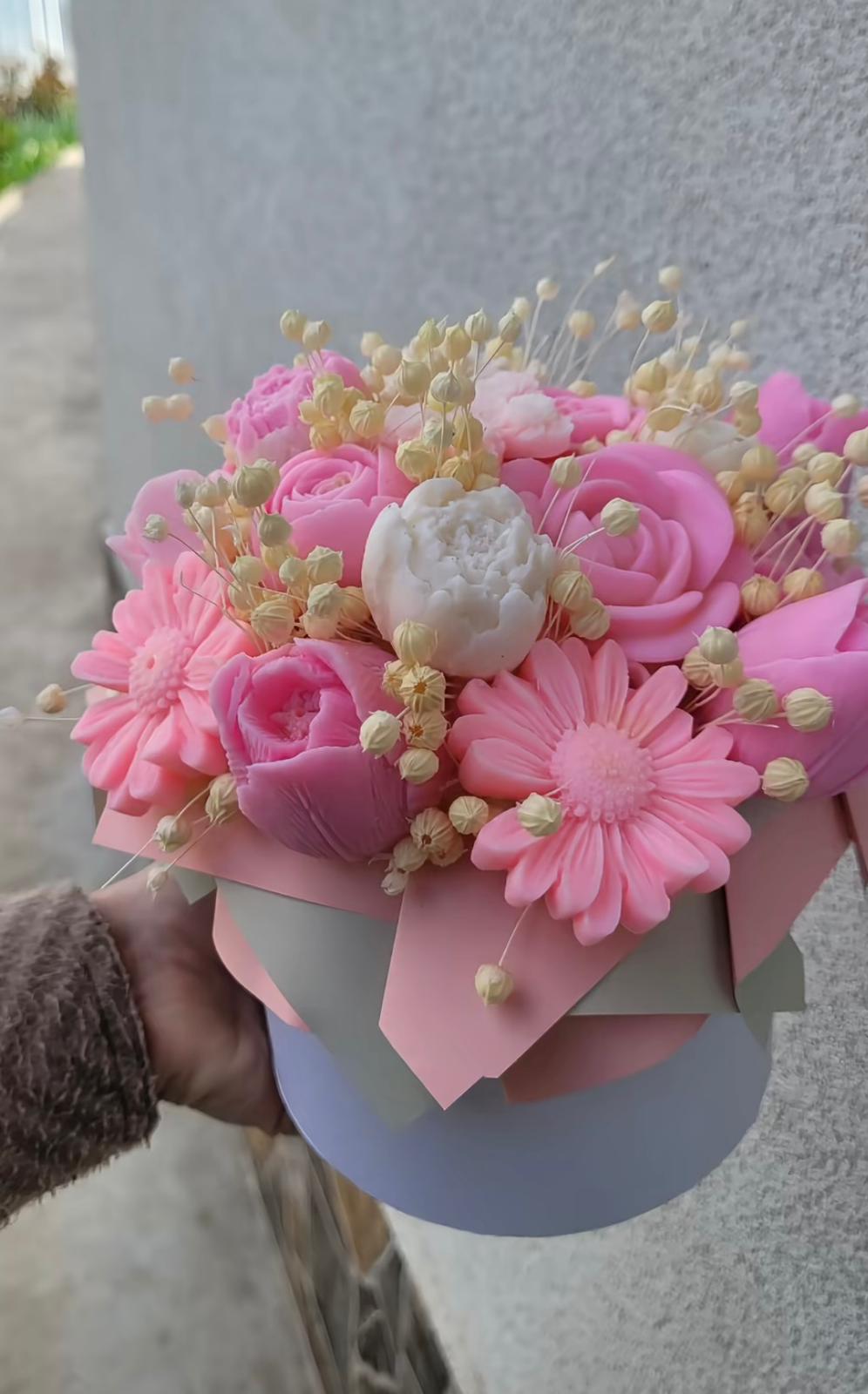 Buchet în Cutie „Roz Romantic” – Aranjament Floral Durabil cu Flori de Săpun – Kasem Studio