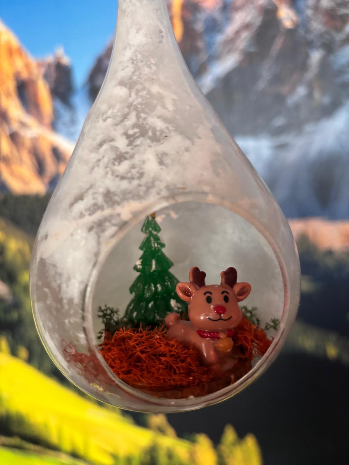 Glob decorativ de Crăciun în formă de lacrimă – Dioramă cu ren, brăduț și aromă de nucă de cocos